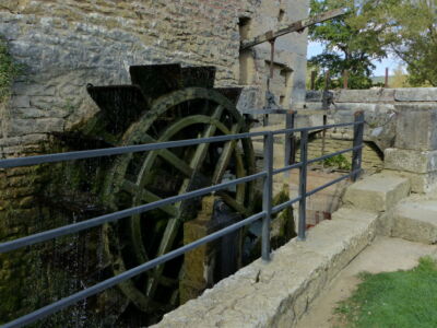 Waterwheel driving foundry tools.