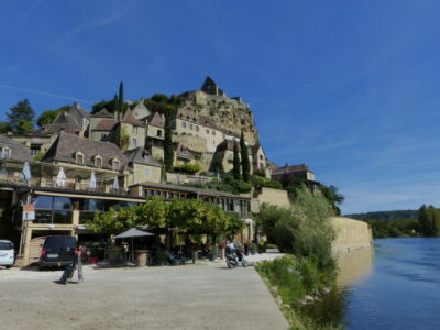 Clinging to the Dordogne
