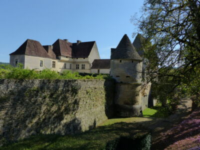 Walled & moated chateau