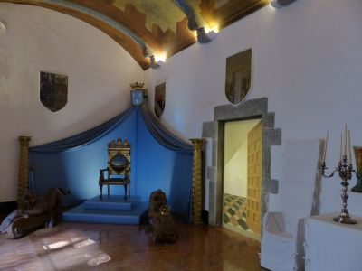 Throne room and fake door into another room