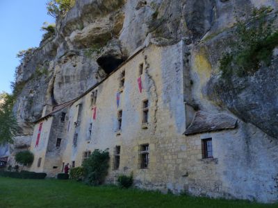 Façade closing in caves